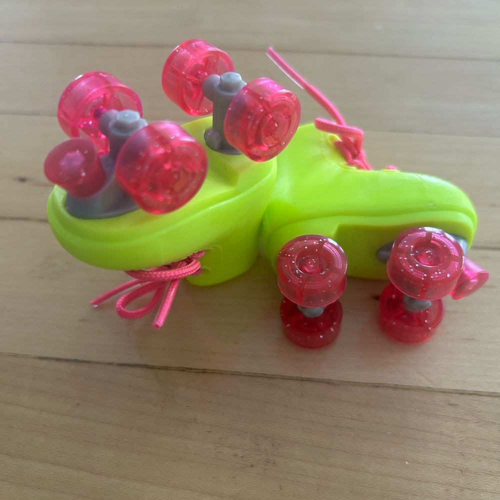 Glitter Girls Roller Skates and Outfit for 14.5 inch Dolls - Picture 5 of 7